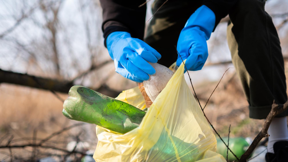 Saiba como realizar o descarte correto para os produtos químicos e evitar a contaminação do terreno